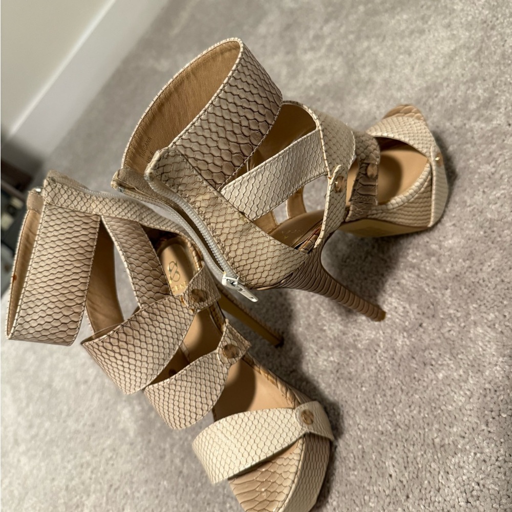 Chic Snakeskin Patterned High Heels - image 3